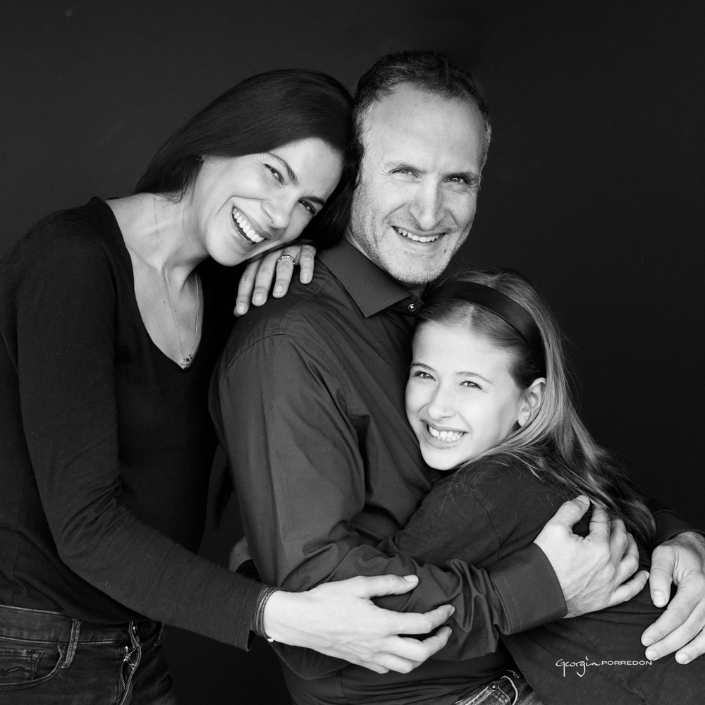 fotografia familia mare pare filla abracats blanc i negre