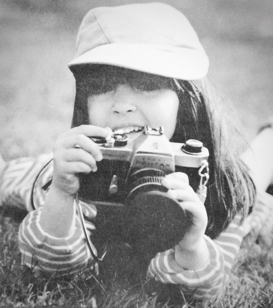 Fotografia Granollers Barcelona Georgia porredon de petita amb una camara Pentax a les mans