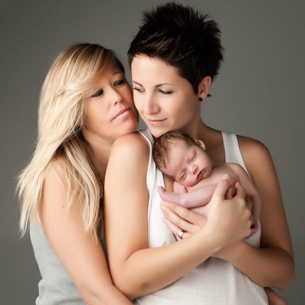 parella de dones amb el seu primer bebe a les mans
