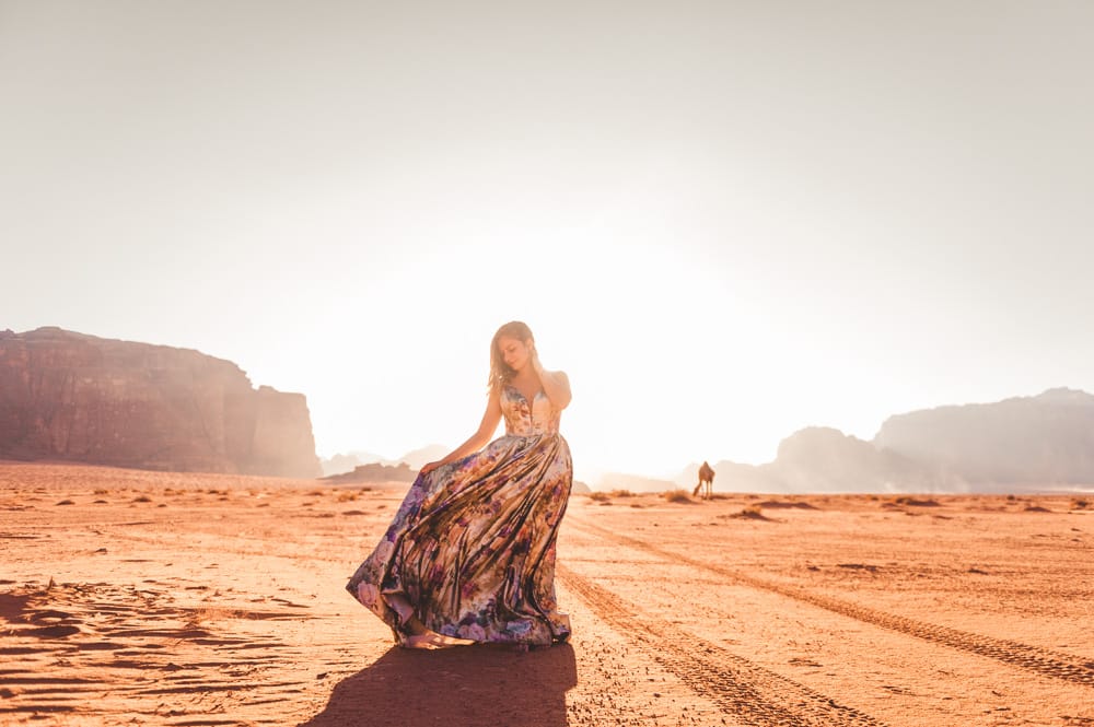 model amb vestit de festa enmig del desert a Jordania