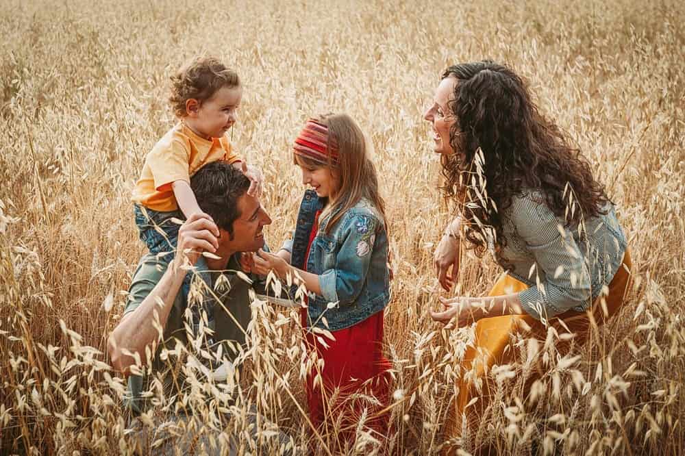familia en sessio exterior a Granollers jugant enmig del camp de blat