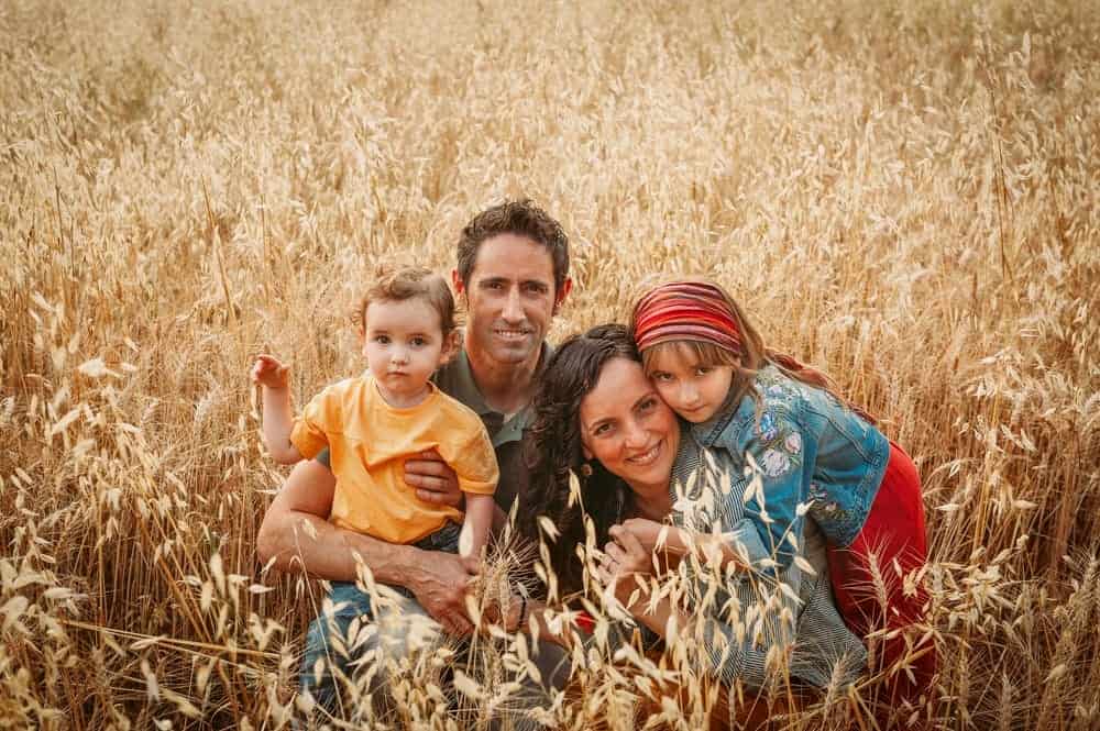familia en sessio exterior a Granollers enmig del camp de blat