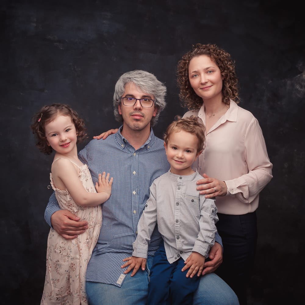 Fotografia de família a Granollers de Georgia Porredón. Sessió d' Estudi de retrat dels pares i els seus dos fills