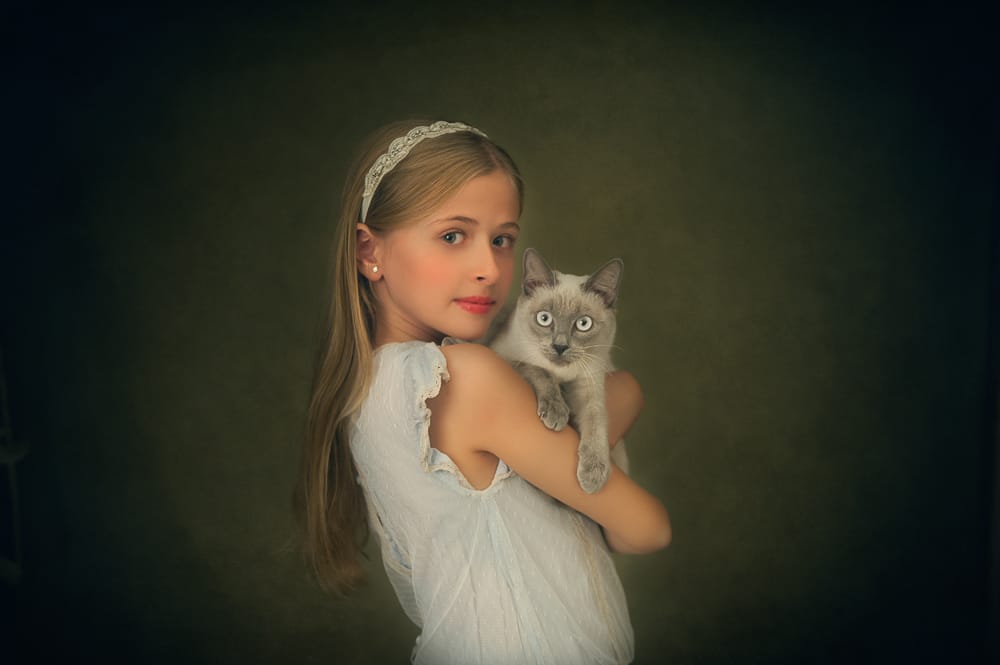 nena i gat retratades per Georgia Porredon en una sessio infantil a Granollers