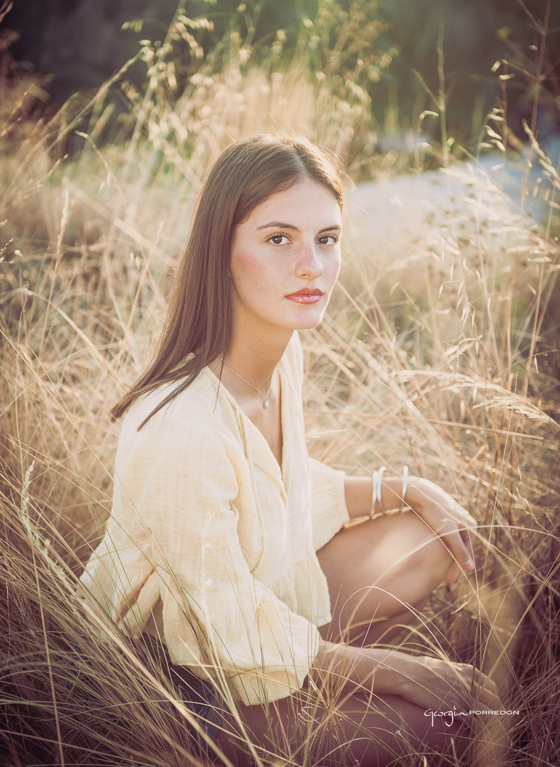 retrato editorial de una chica en un exterior. ella esta de medio lado y es uno de los retratos de su sesion con la fotografa georgia Porredon.